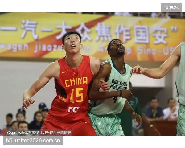 周琦与徐昕在常规赛篮板数据上名列前茅,展现本土内线护框能力。 周琦与徐昕在常规赛篮板数据上名列前茅,展现本土内线护框能力。